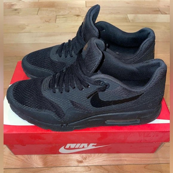 AIR MAX 1 ULTRA ESSENTIAL BLACK/BLACK SIZE 9 - Picture 4 of 12